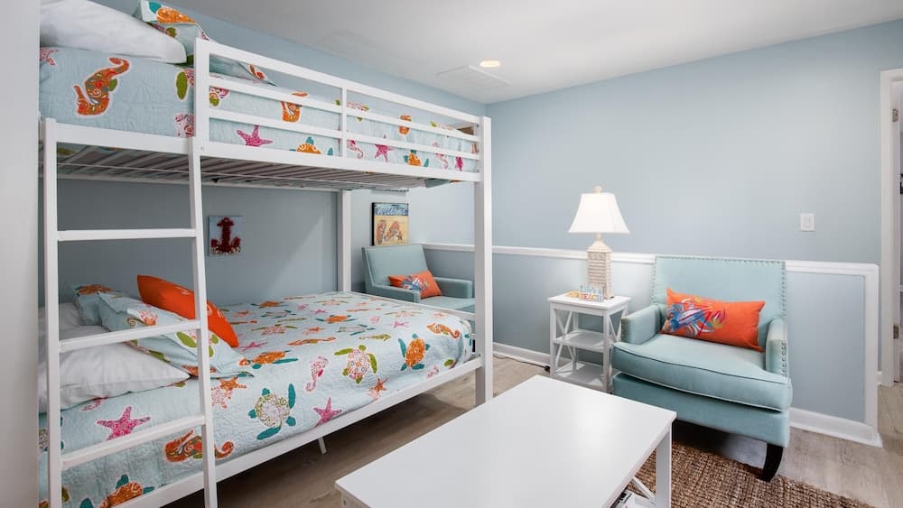 Fully Remodeled Lake Front end Unit With 6 Seat Golf Cart