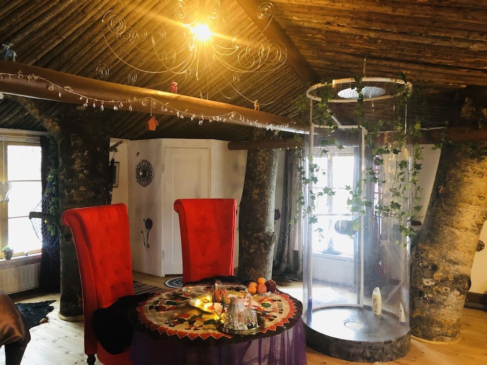 Treehouse Magpies Nest With Bubble Pool