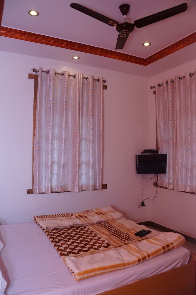 Hotel Godai Girikunj