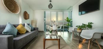 CHIC- Newly Renovated 1 BDR at the best beach