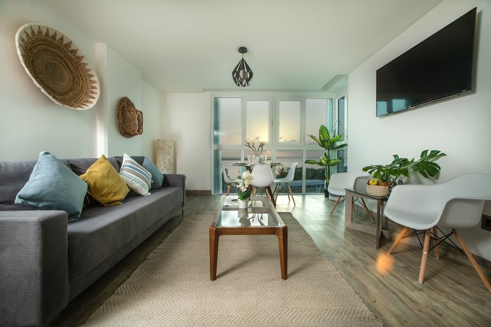 CHIC- Newly Renovated 1 BDR at the best beach