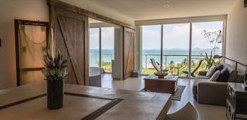 OCEAN beachfront 4 BDR -Amazing Oceanview