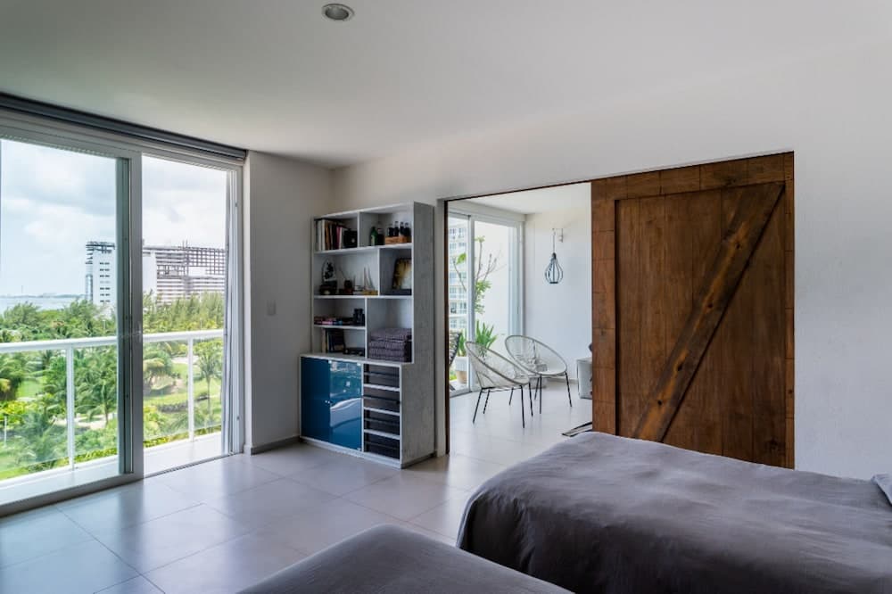 OCEAN beachfront 4 BDR -Amazing Oceanview