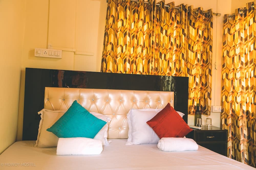 On The Ghat by Howdy Hostels