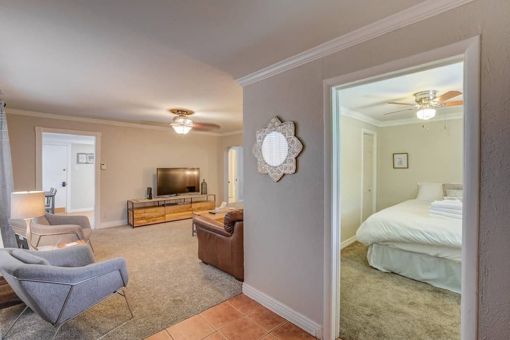 2 Bedroom near Parks, A Lake, Downtown