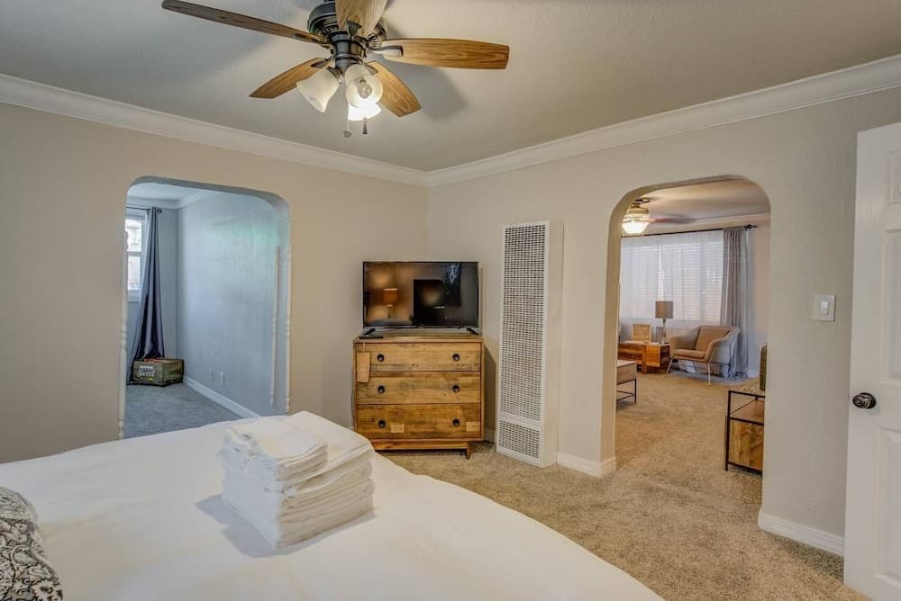 2 Bedroom near Parks, A Lake, Downtown