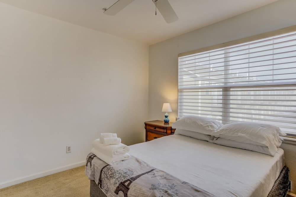 Urban Practicality! 3 Beds, Patios & Dog Friendly