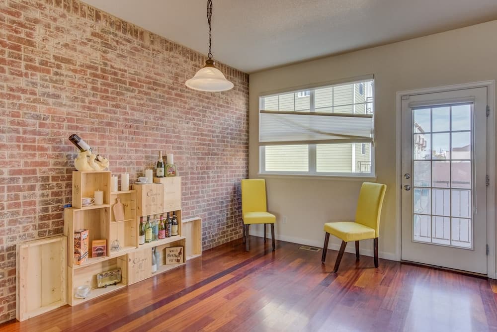 Urban Practicality! 3 Beds, Patios & Dog Friendly