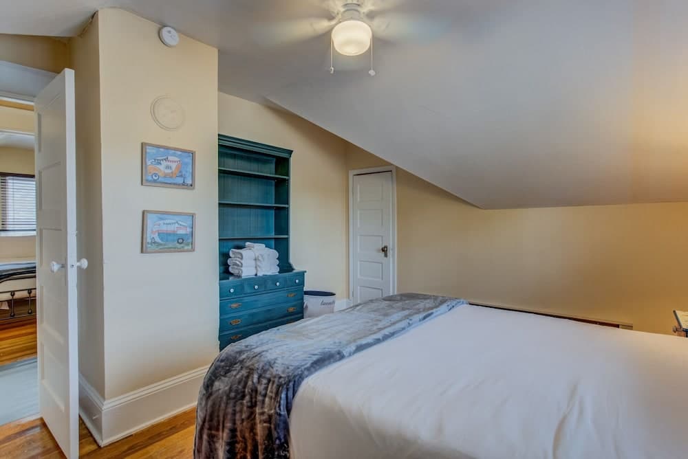 3BR Hot-tub & Dog-friendly Old Colorado City!!