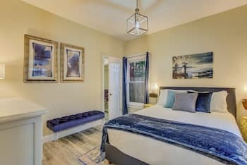 1BR Modern & Chic Bring Your Bikes and Dog!