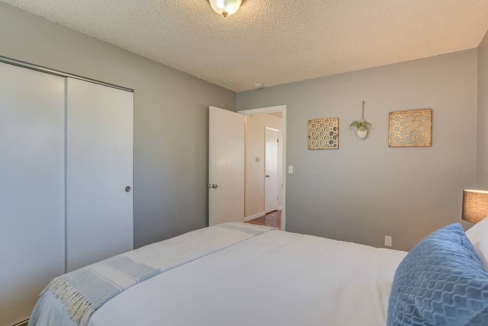 2BR Aptmt Parks Private Deck, Mountain Views!