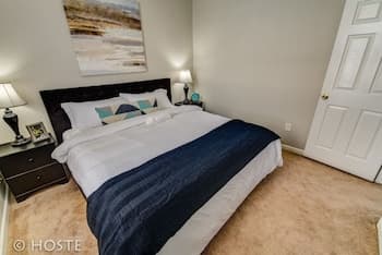 1BR Downtown Townhome King Bed, 5 Min to Shops