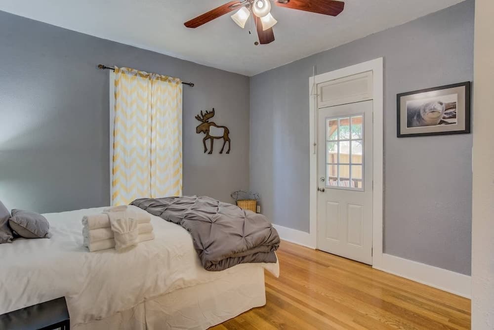 Downtown Practical & Pet-friendly Easy & Sensible