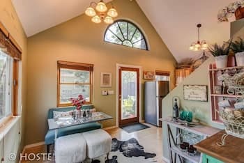 Chic Boutique Wine + Mtns Walk Everywhere