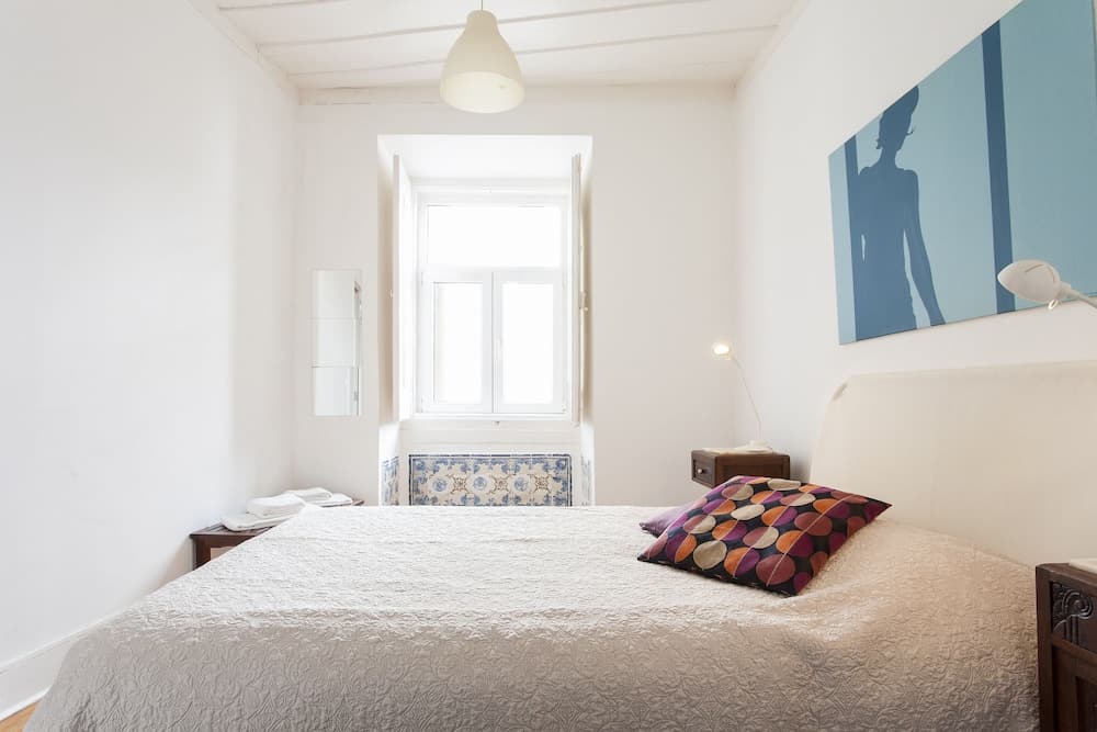 ALTIDO Classic 3BR home w/workspace in Chiado, 2mins from Baixa-Chiado subway