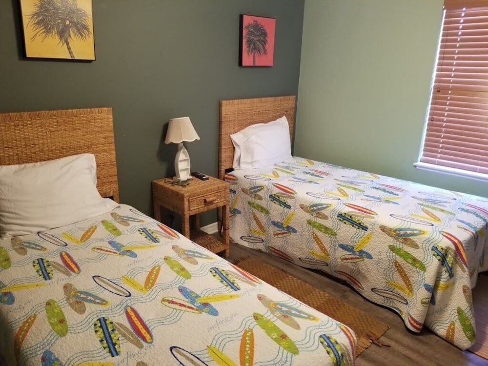 Three Bedroom, 2 Bath With Amazing Views From Balcony - Hidden Treasure