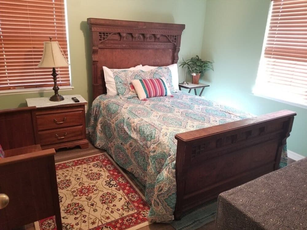 Three Bedroom, 2 Bath With Amazing Views From Balcony - Hidden Treasure