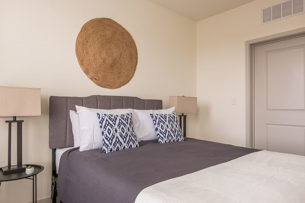 FRONTDESK Main & Clay Apts Butcḣertown Louisville