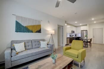 FRONTDESK Main & Clay Apts Butcḣertown Louisville