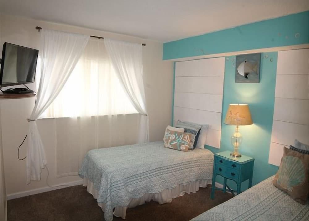 Pet Friendly, 2 Bedroom Condo, Pool, Tennis Court - Pelican Inlet D229