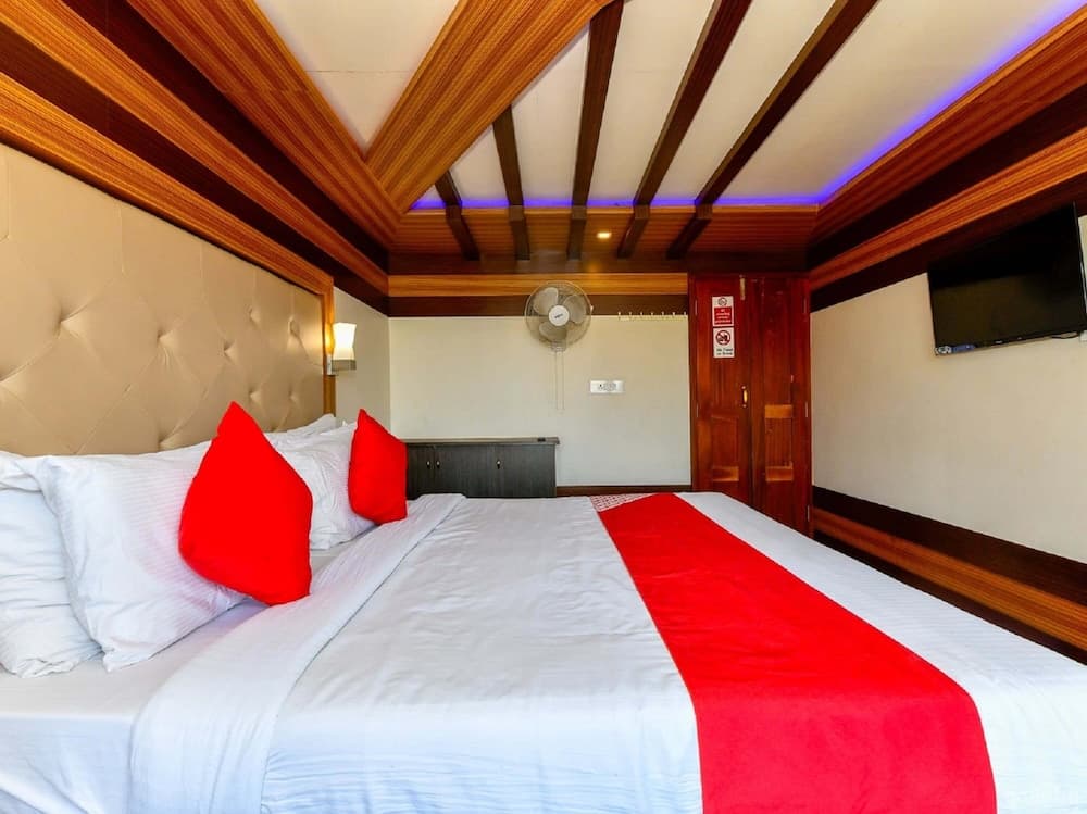 Best Luxury Houseboat Kerala