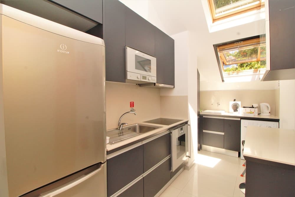 Living Apartment With Private Pool, Jacuzzi and Gym