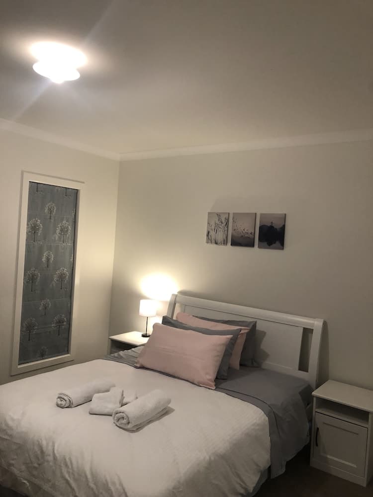 Apple House Tarneit North