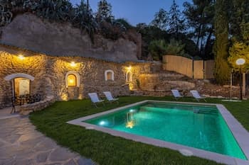 Traditional Cave House With Swimming Pool Near to City Center. Cueva del Cadí