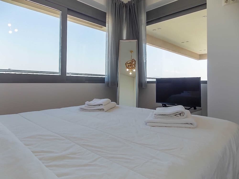 Stylish 2 Bedroom Apartment Spectacular Sea View