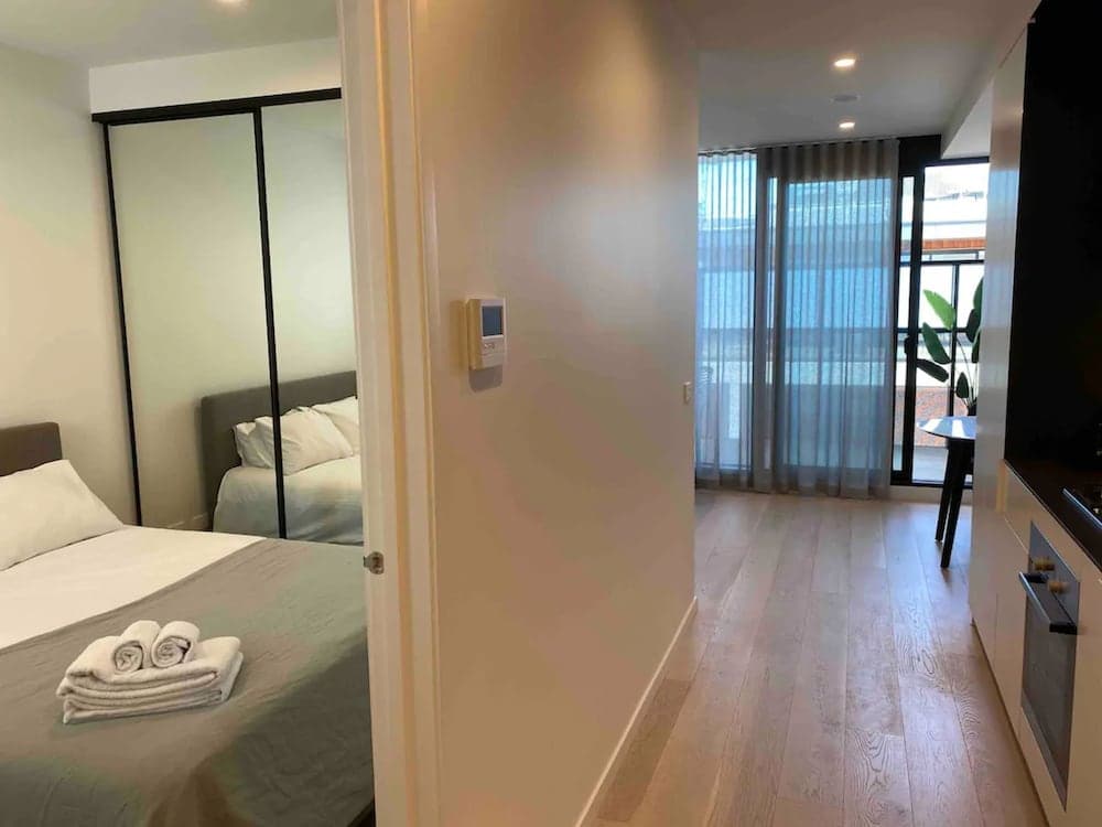 Modern 1 Bedroom Apartment South Yarra