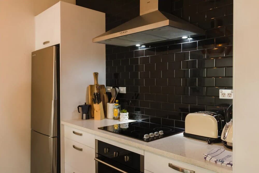 Modern 1 Bedroom Apartment With Spacious Courtyard in CBD