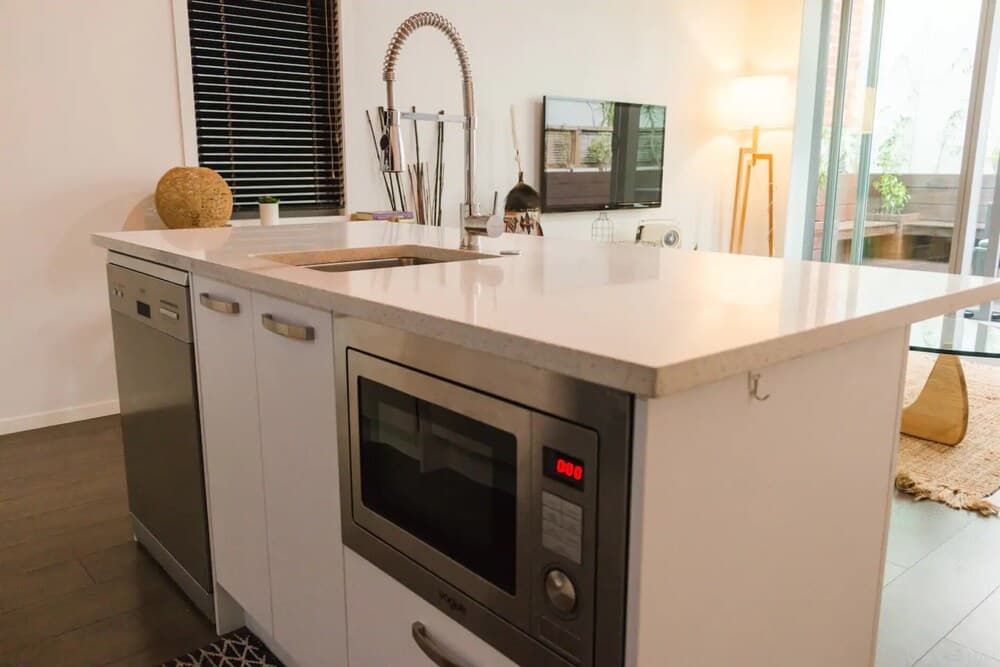 Modern 1 Bedroom Apartment With Spacious Courtyard in CBD