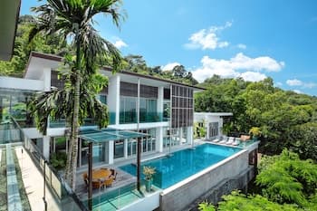 4BR Seaview Villa with Gym and Cinema Room