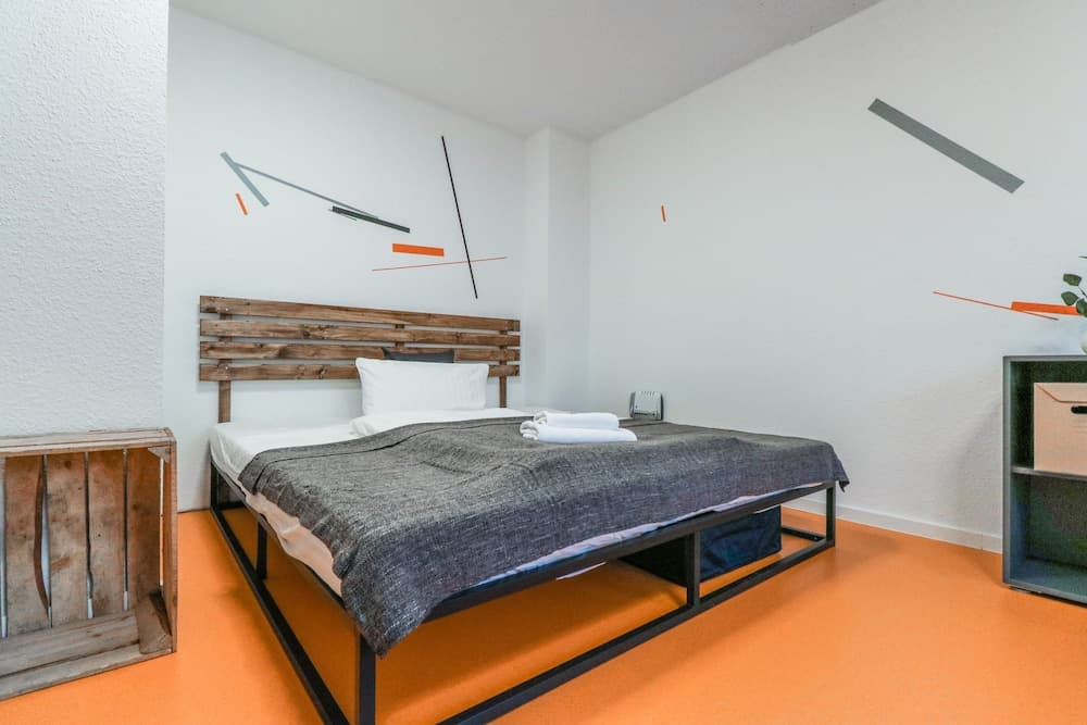 Sunny hostel room for 3