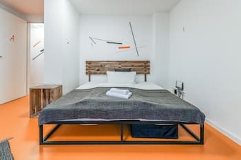 Sunny hostel room for 3