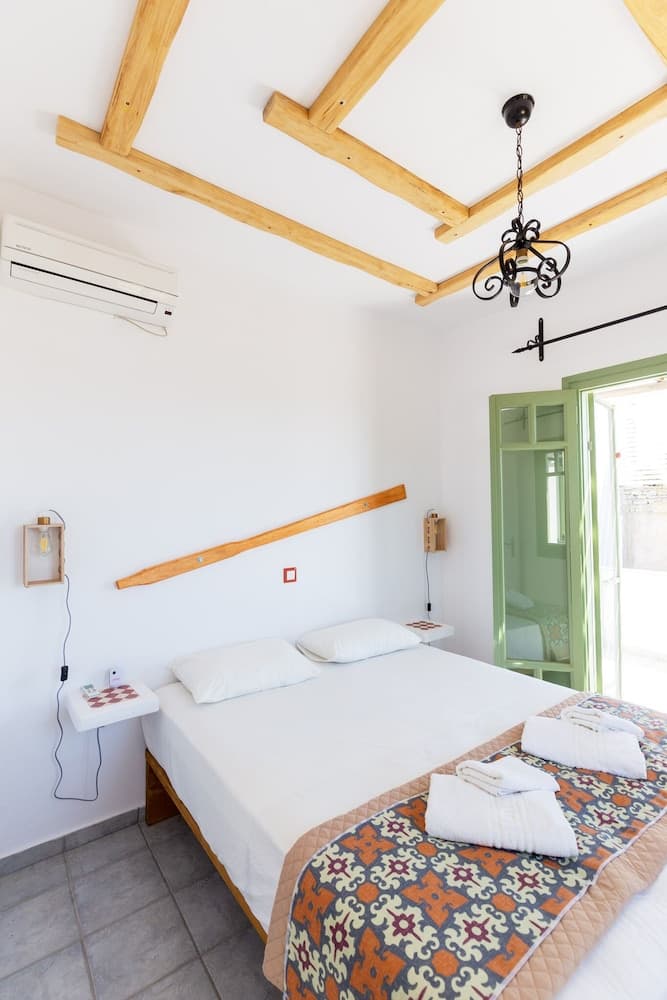 Ailouros summer hotel