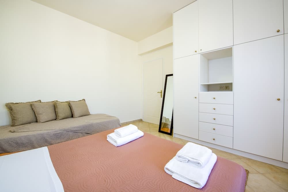 Dione Apartment with Terrace near Kalathas beach