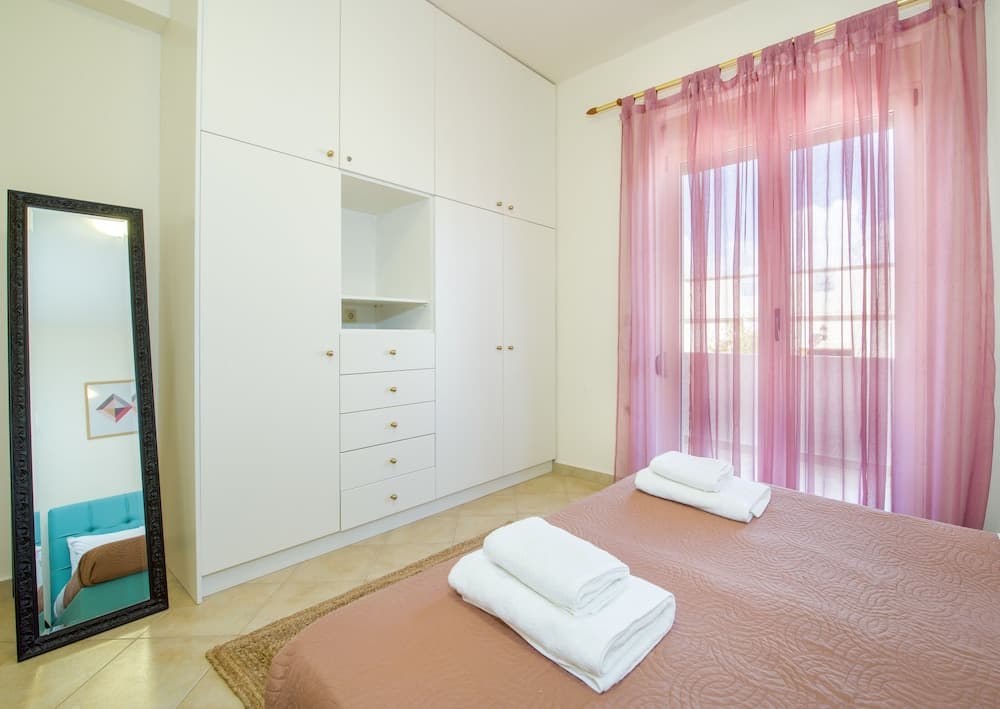 Dione Apartment with Terrace near Kalathas beach