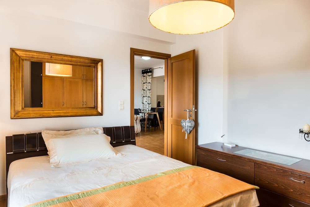 Dream Lux Flat with Great Outdoor Pool & Parking