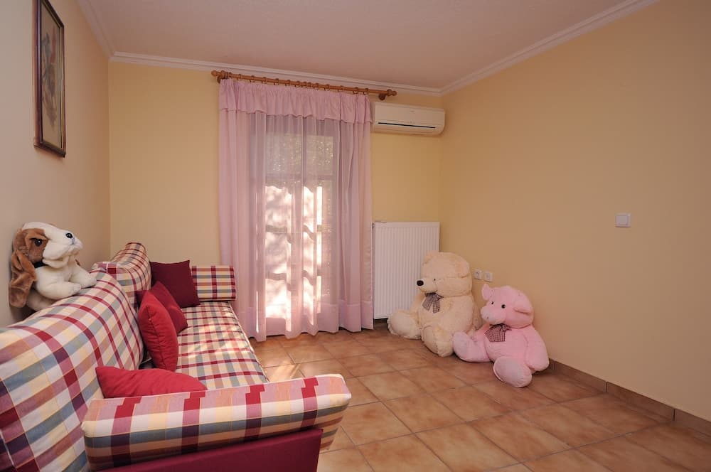 Family Maisonette with Pool near Beach