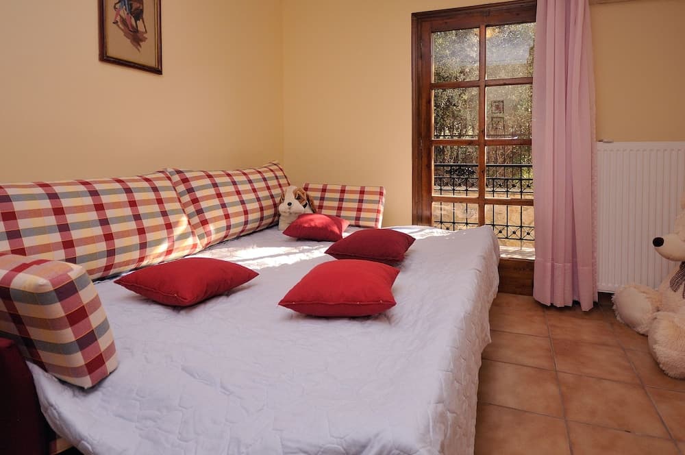 Family Maisonette with Pool near Beach