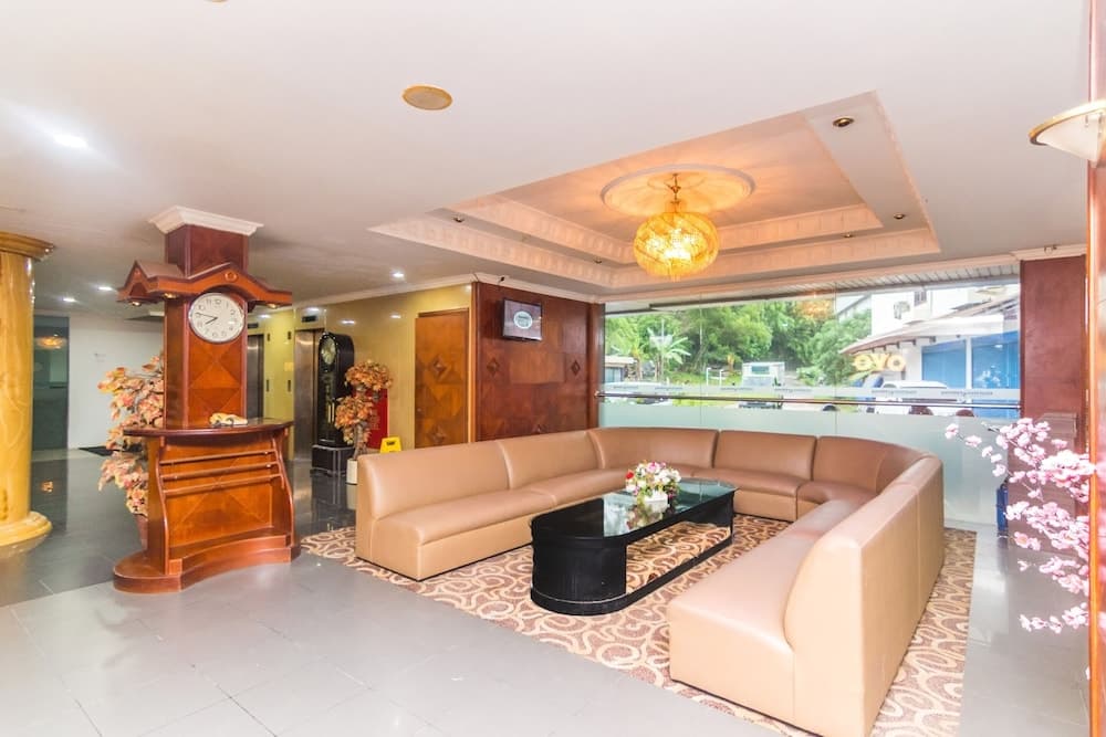 OYO 2065 Holly Sentosa Hotel