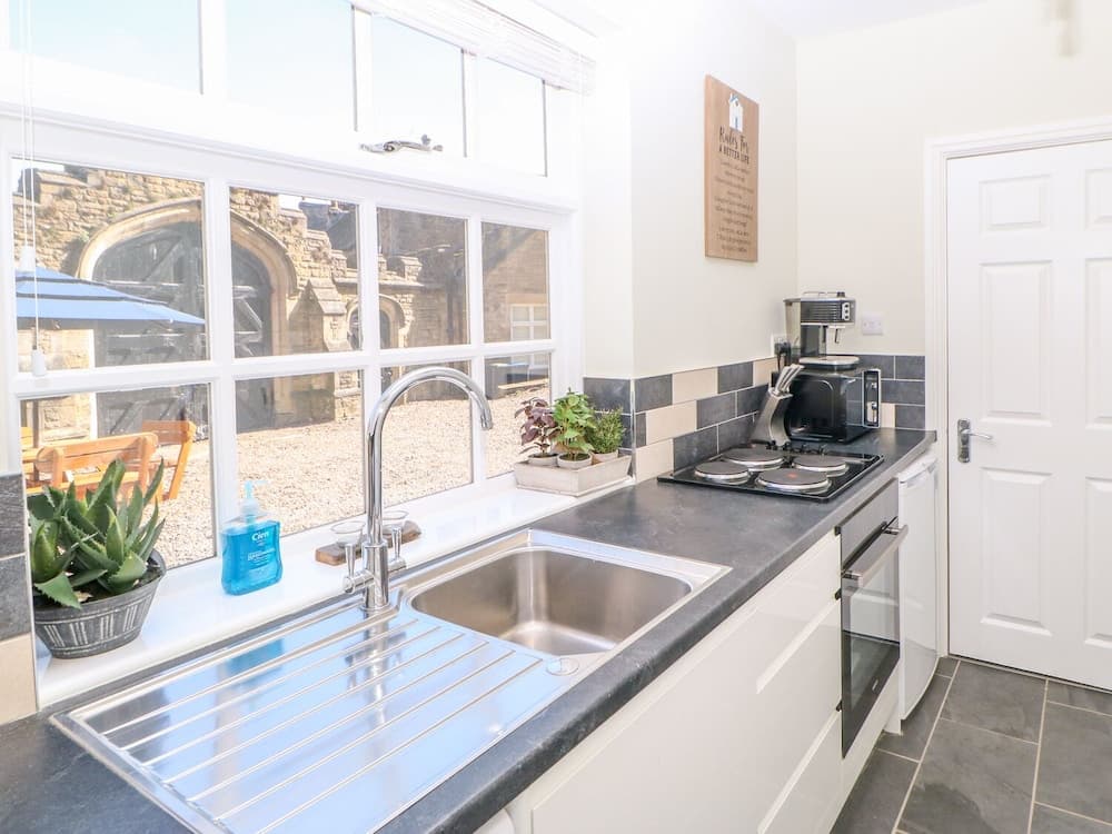 Cosy Cave Stanhope Castle