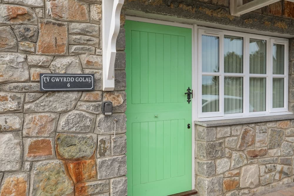 Tyn Towyn - Ty Gwyrdd Golau