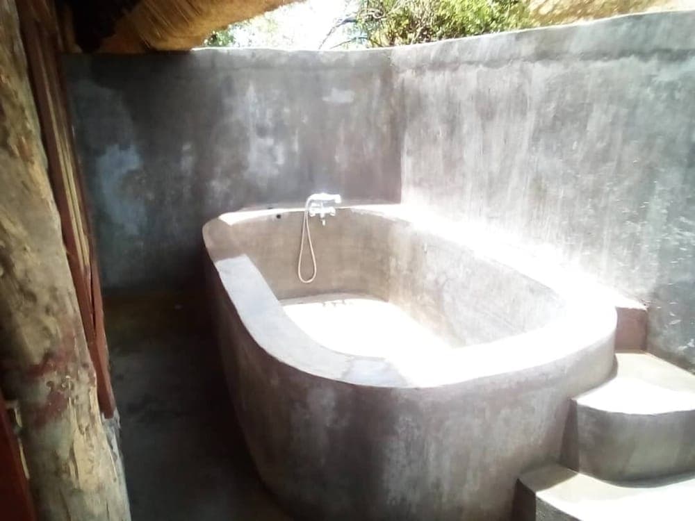 Mophy  Budget  Safari  Lagoon  Camp