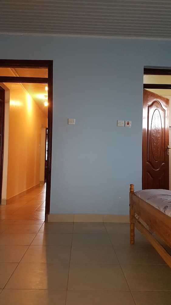 Maggys Airport Guest House - Hostel