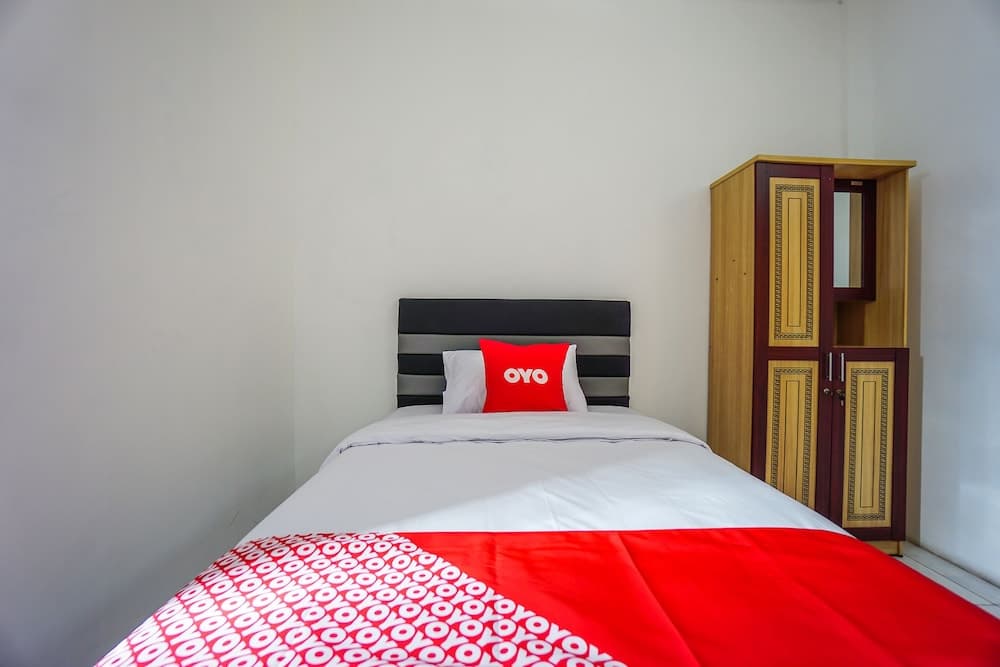 OYO 1693 Edward Residence Malalayang