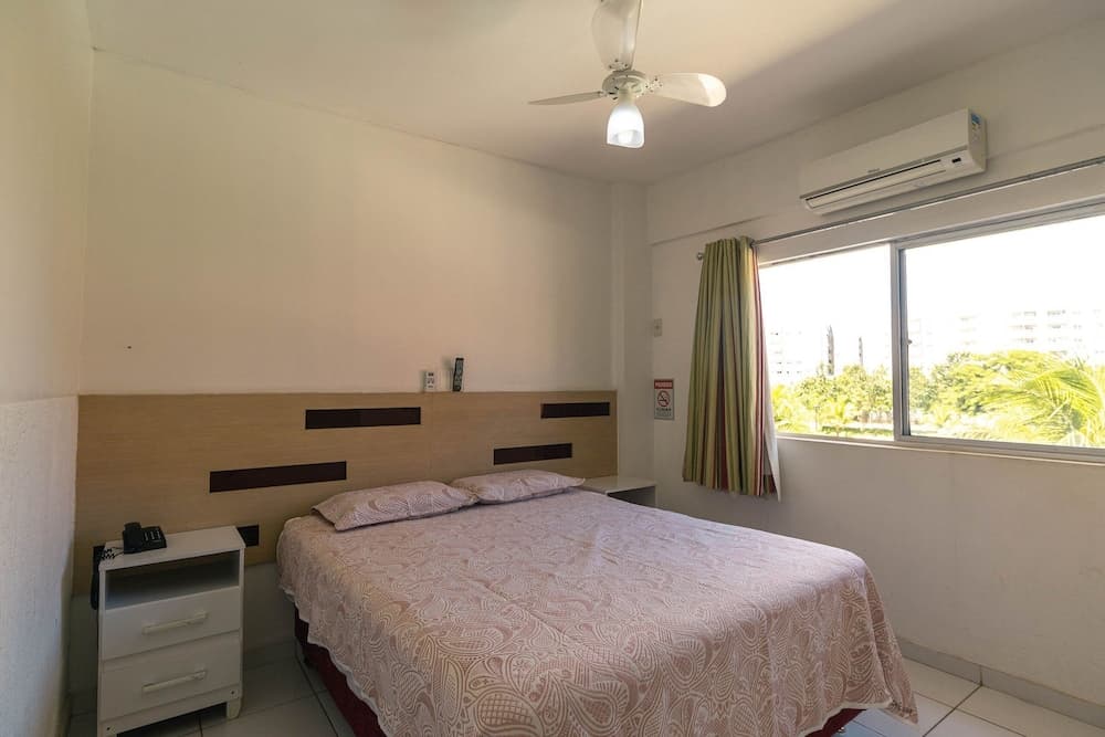 Frente ao Parque da Lagoa Quente, Apto particular com varanda e vista piscinas, com tela de proteção