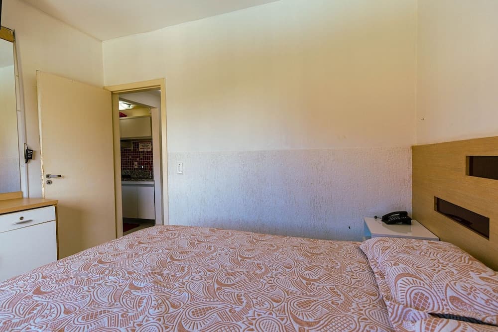 Frente ao Parque da Lagoa Quente, Apto particular com varanda e vista piscinas, com tela de proteção