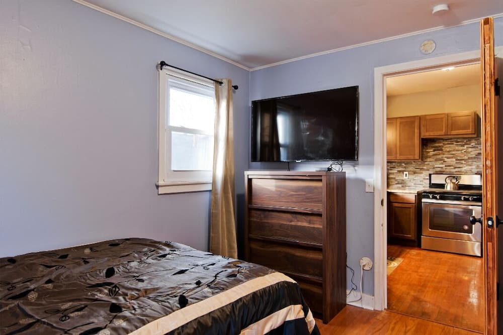 Amazing 5 Bedroom Downtown Ferndale House